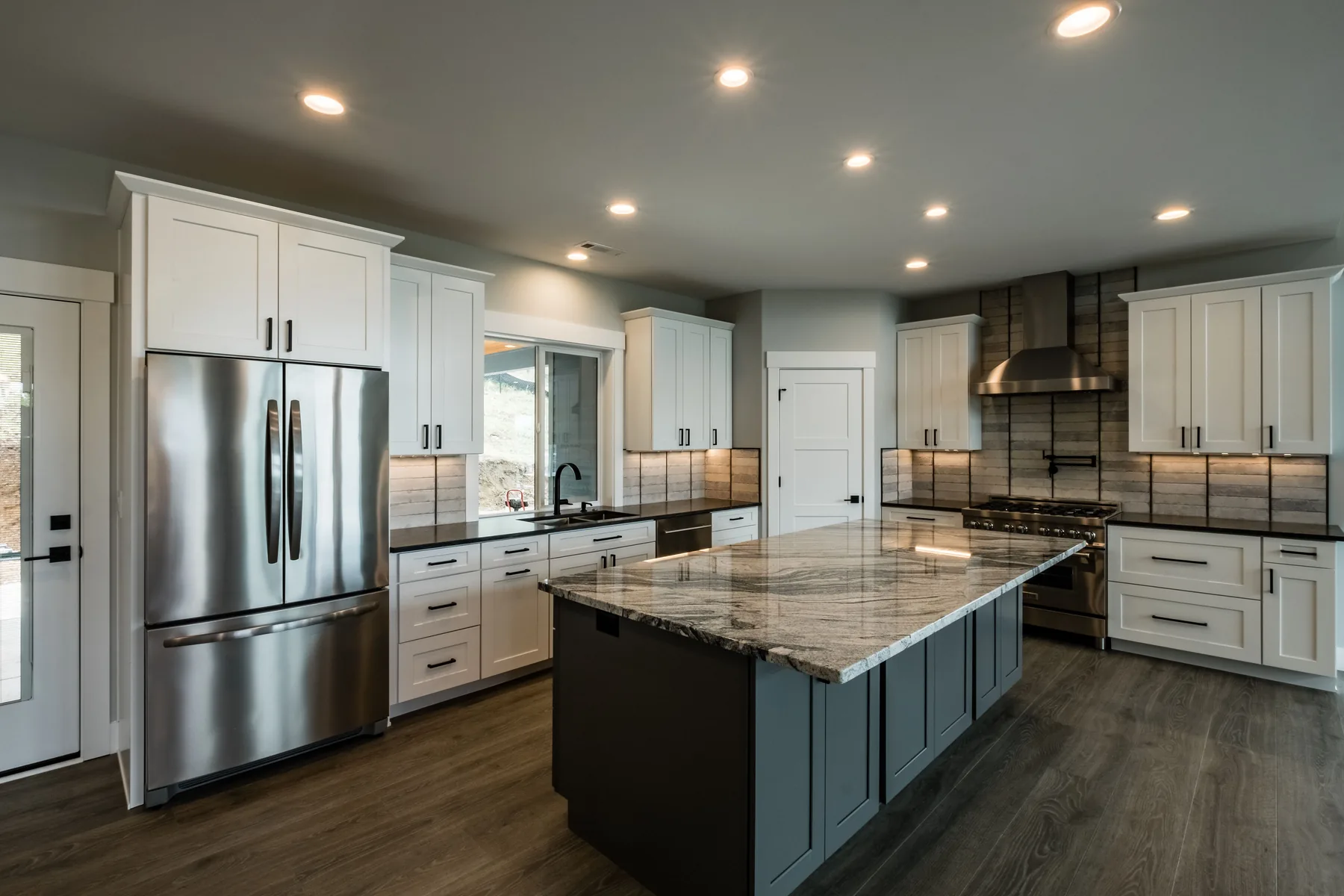 Medford kitchen cabinet and countertop design example