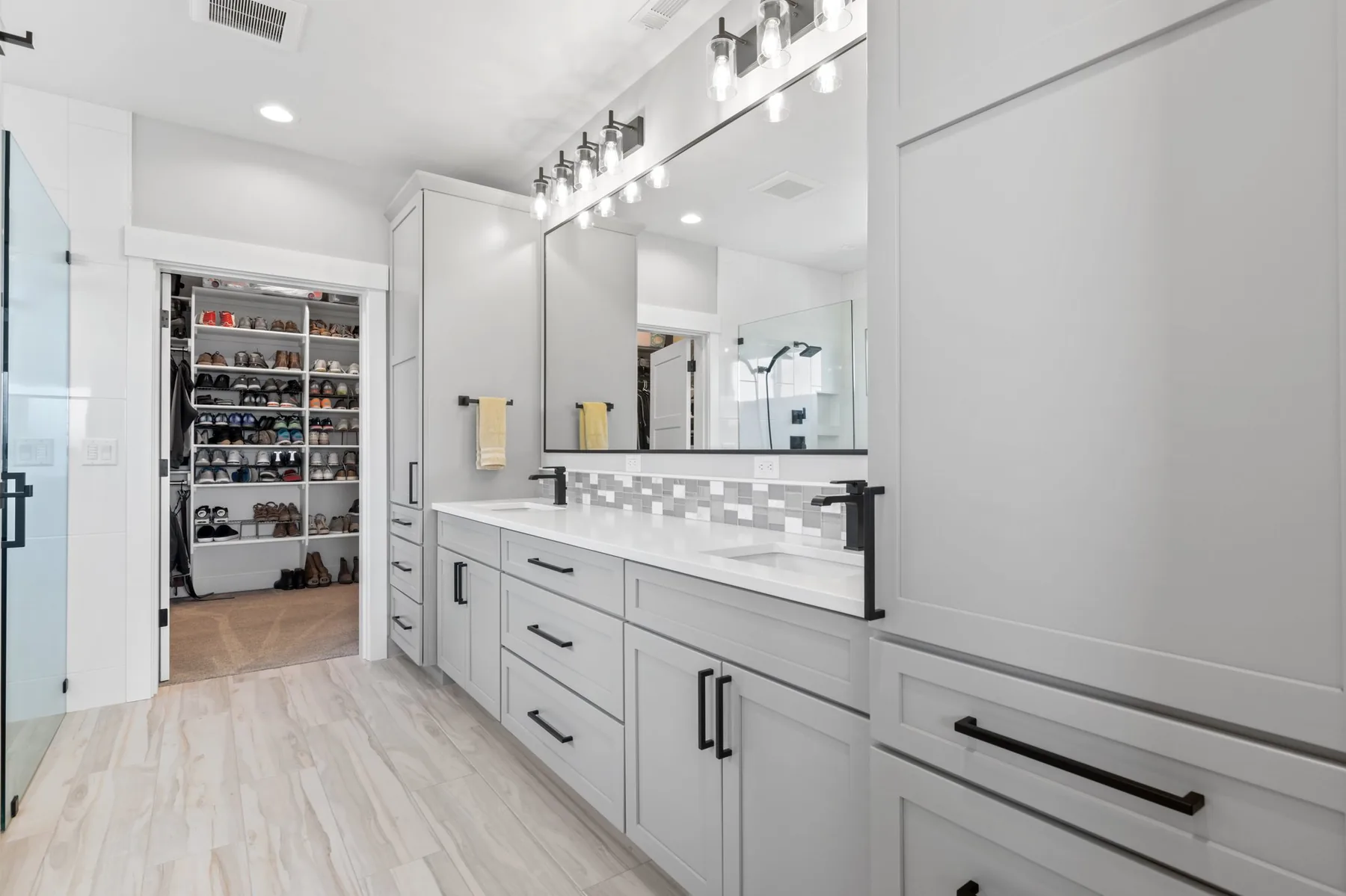 Bathroom vanity and tile material selection for Ashland homes